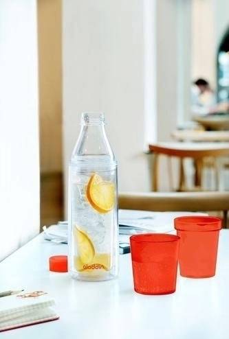 Aladdin Crave Láhev na vodu s dvojitou stěnou a kalíškem 750ml, červená