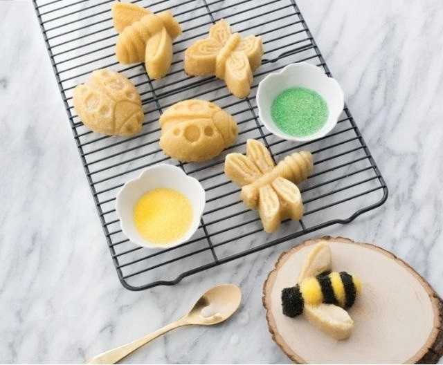 Nordic Ware Premier Gold Collection Forma na 8 dortíků BROUČCI A MOTÝLCI