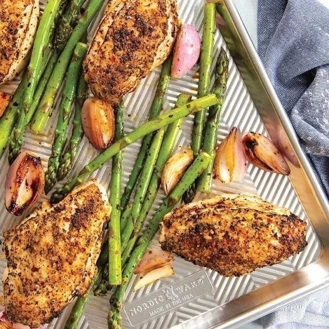 Nordic Ware Prism Plech na pečení 43 x 31 x 2,5cm Half