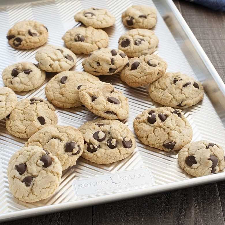 Nordic Ware Prism Plech na pečení 38 x 27 x 2,5cm Jelly