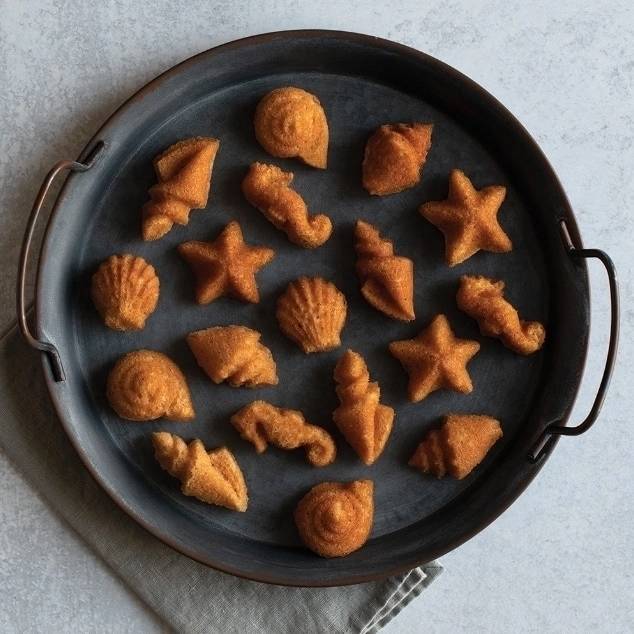 Nordic Ware Forma na minidezerty ve tvaru mořských živočichů, 23 ks, karamelová