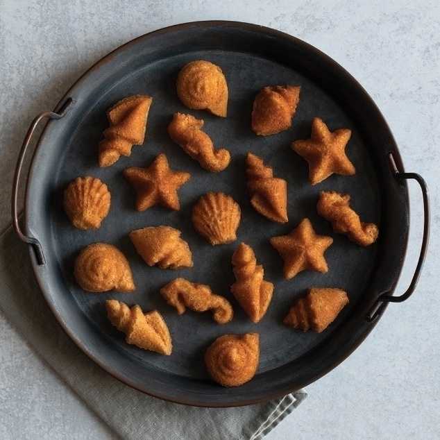 Nordic Ware Forma na minidezerty ve tvaru mořských živočichů, 23 ks, karamelová