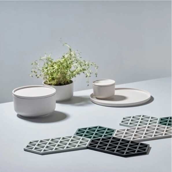 Zone Denmark Triangles Silikonová podložka pod hrnec  1 ks, teple šedá