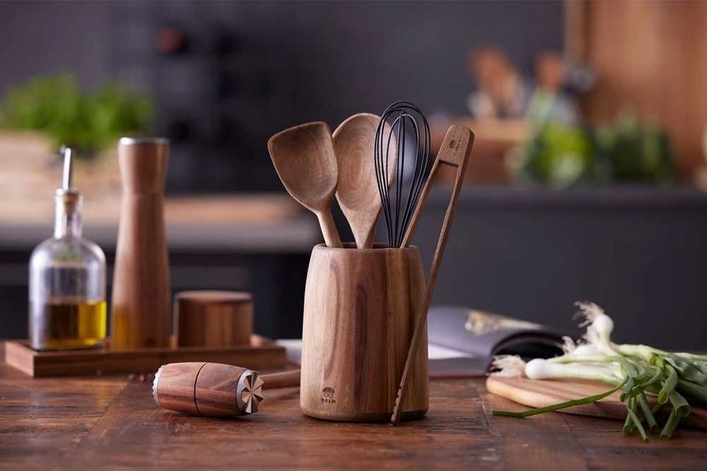 Holm Kuchyňské kleště 30x6 cm akáciové dřevo