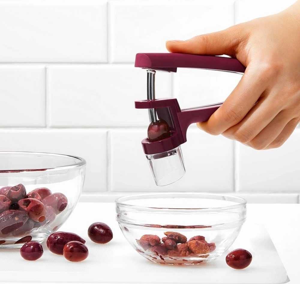 OXO Good Grips Vypeckovávač třešní a oliv, červený