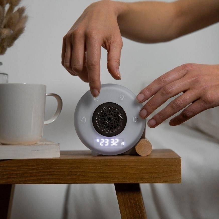 Maison Berger Paris Sada elektrický Difuzér s budíkem Night & Day + kapsle Aroma Dream – Jemná ambra