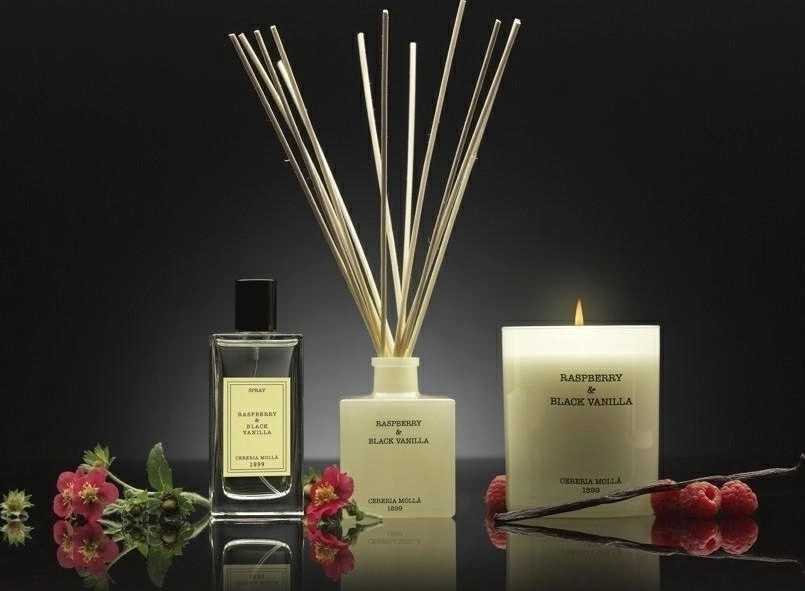 Cereria Mollá Vonná svíčka  Raspberry & Black Vanilla, 230 g