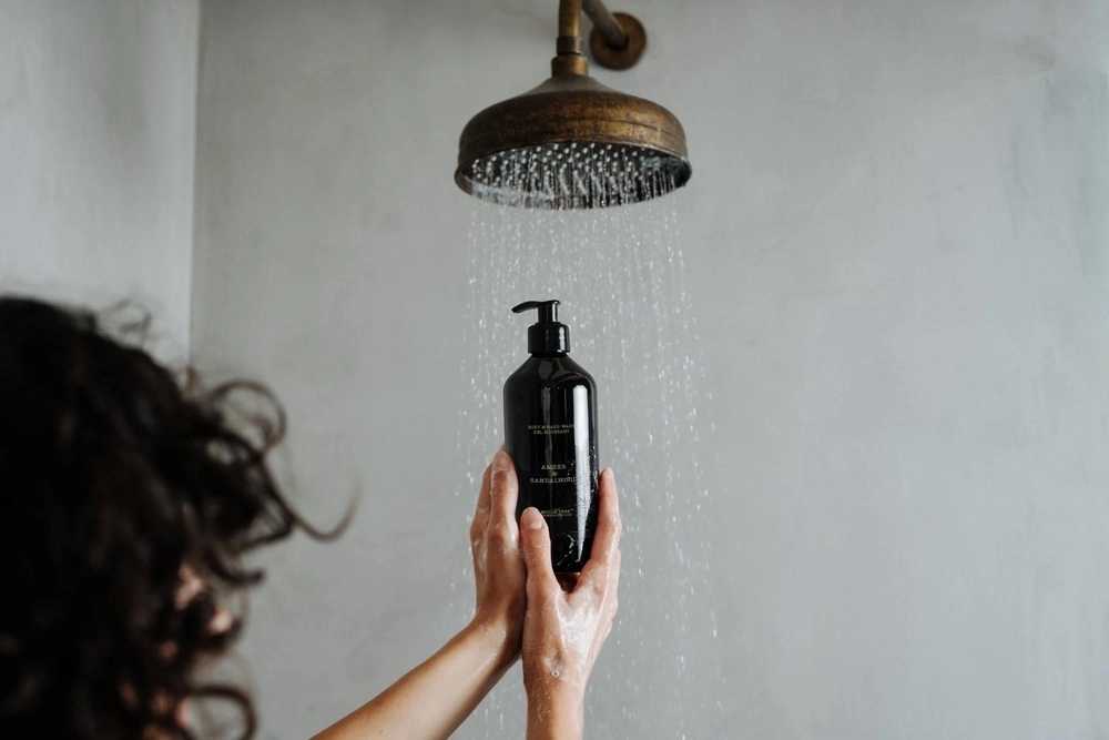 Cereria Mollá Parfemované tekuté mýdlo Amber & Sandalwood, 500 ml, černá