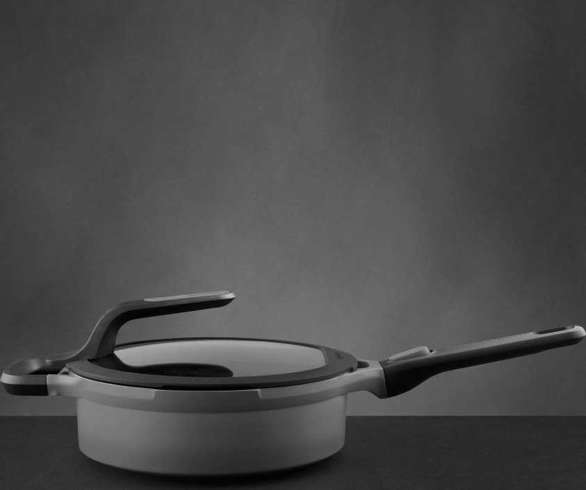 Berghoff Pánev s poklicí a odnímatelnou rukojetí GEM STAYCOOL 24 cm