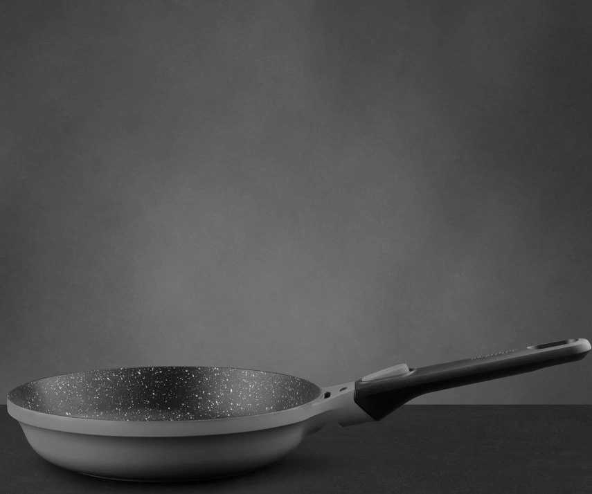 Berghoff Pánev s mramorovým povrchem a odnímatelnou rukojetí GEM STAYCOOL 24 cm