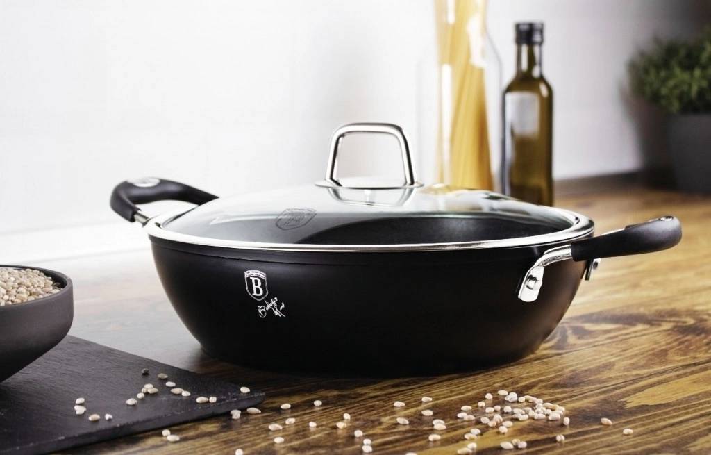 Berlingerhaus Pekáč s poklicí s titanovým povrchem 28 cm Black Professional Line