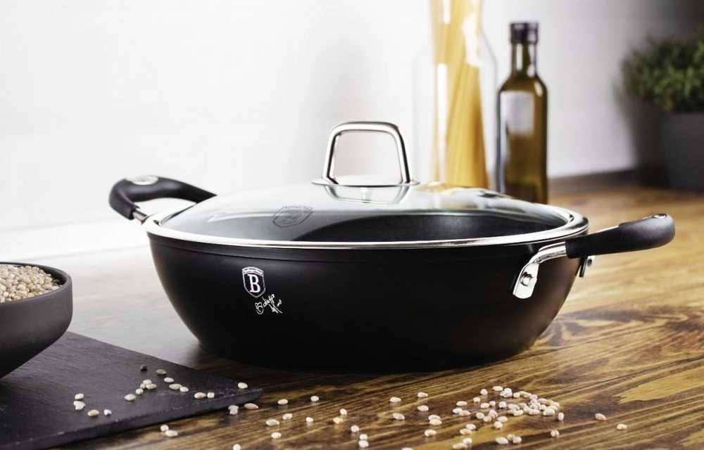 Berlingerhaus Pekáč s poklicí s titanovým povrchem 28 cm Black Professional Line