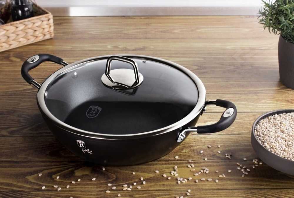 Berlingerhaus Pekáč s poklicí s titanovým povrchem 28 cm Black Professional Line