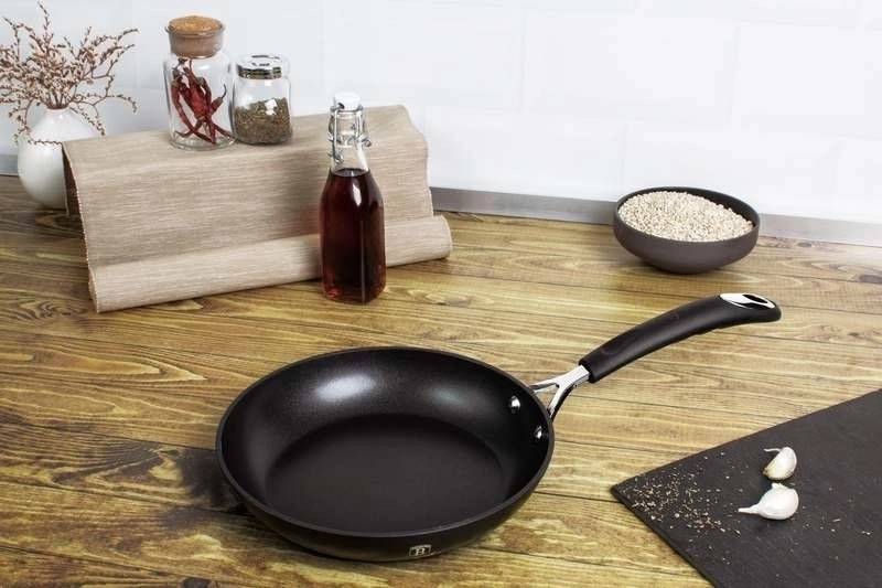 Berlingerhaus Pánev s titanovým povrchem 20 cm Black Professional Line 