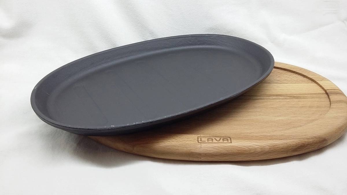 Lava Metal "Fajita" pánev 18x28cm s dřevěným podstavcem