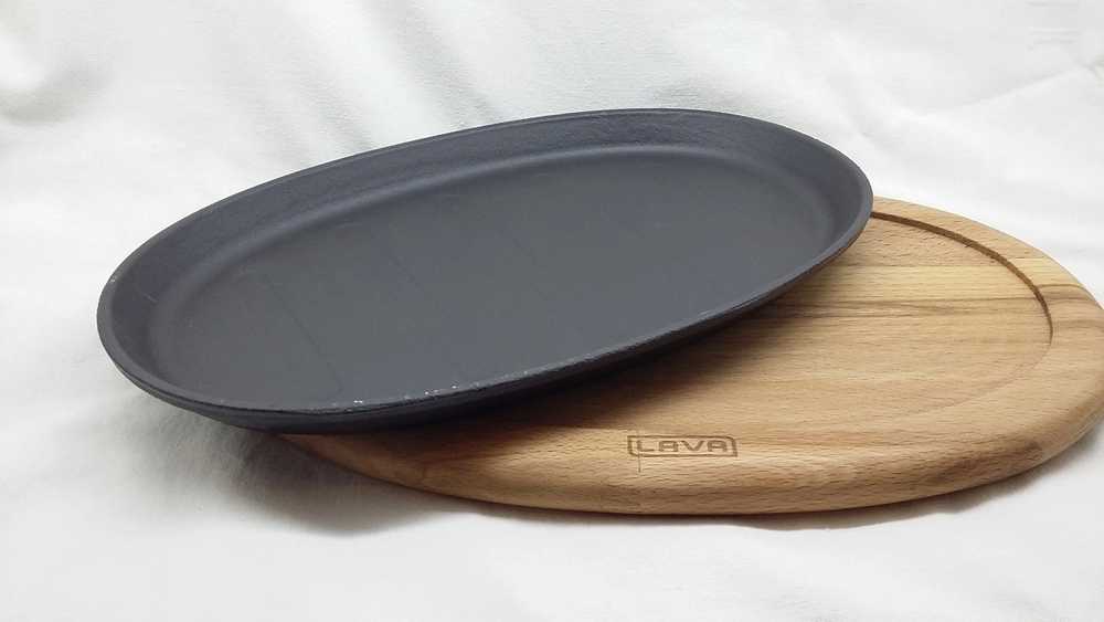 Lava Metal "Fajita" pánev 18x28cm s dřevěným podstavcem