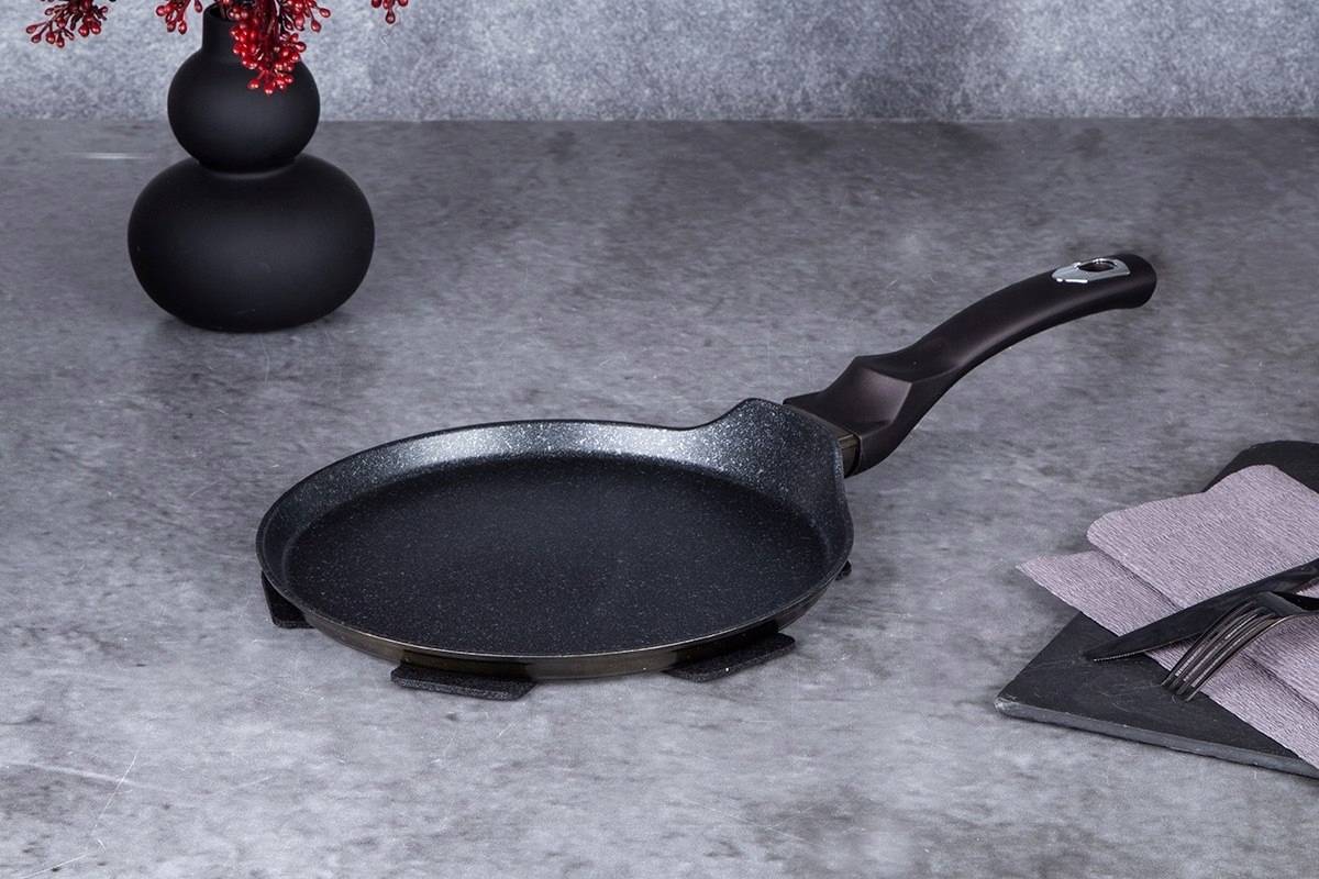 Berlingerhaus Pánev na palačinky s mramorovým povrchem 25 cm Shiny Black Collection