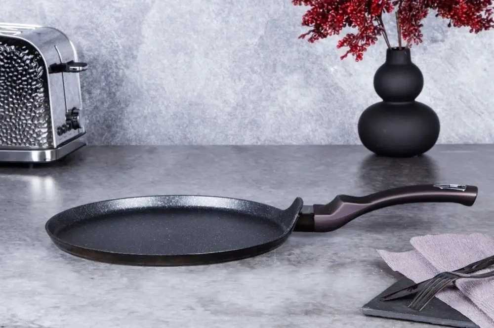 Berlingerhaus Pánev na palačinky s mramorovým povrchem 25 cm Shiny Black Collection