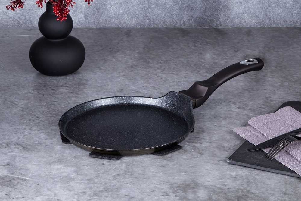 Berlingerhaus Pánev na palačinky s mramorovým povrchem 25 cm Shiny Black Collection