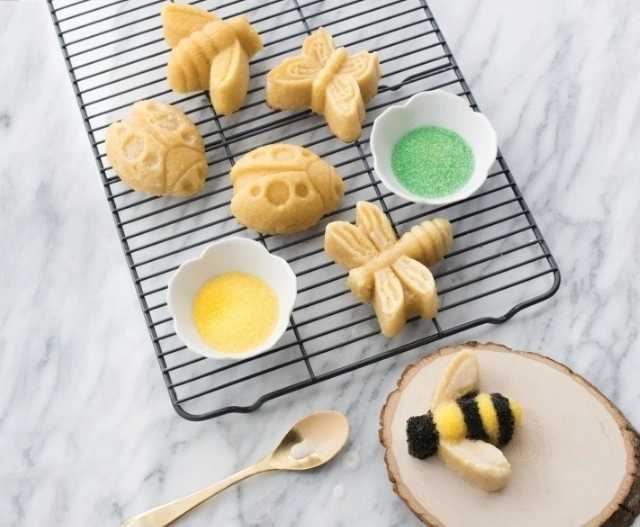 Nordic Ware Spring & Summer Collection Forma na 8 dortíků, BROUČCI A MOTÝLCI