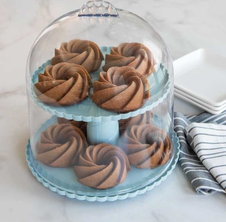 Nordic Ware Etažér s poklopem 25,4 cm červený