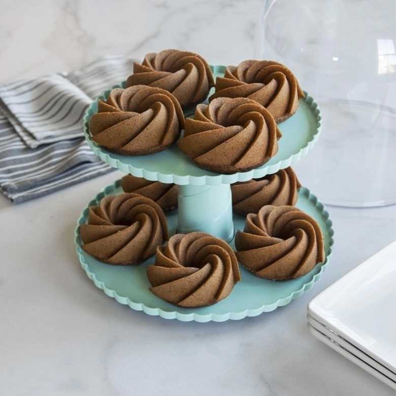 Nordic Ware Etažér s poklopem 25,4 cm červený