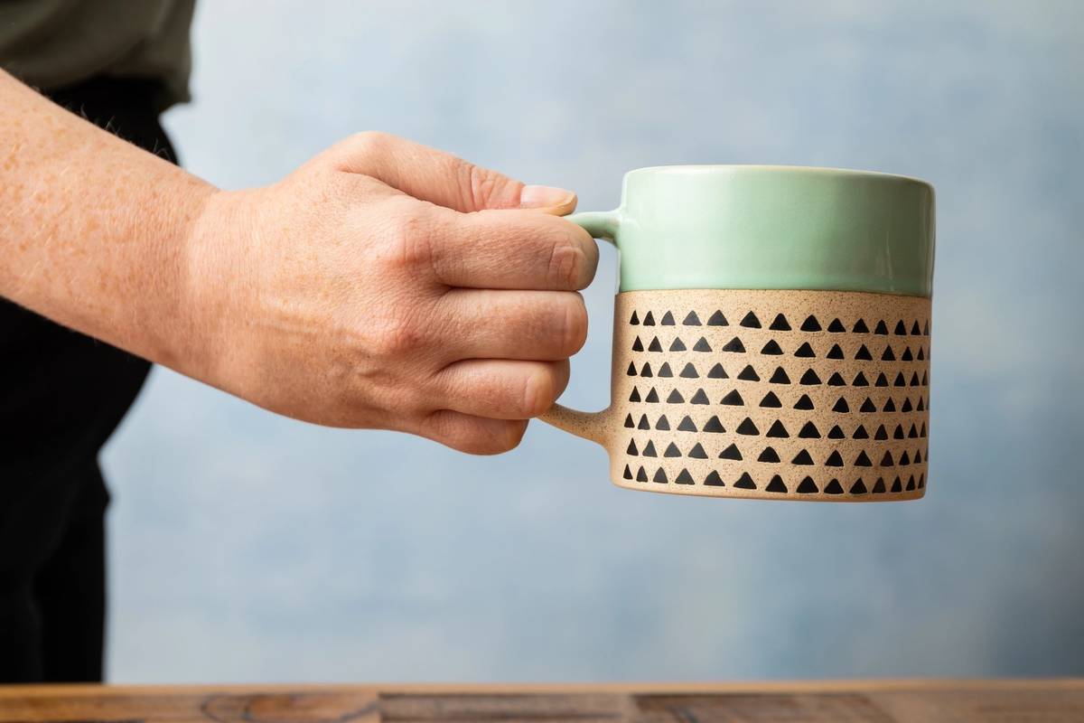 Mikasa Kameninový hrnek Wax Resist Green Glaze, 390 ml