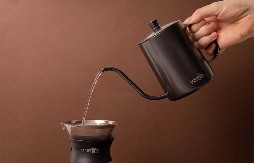 La Cafetière Konvička na kávu s úzkou nálevkou, 600 ml