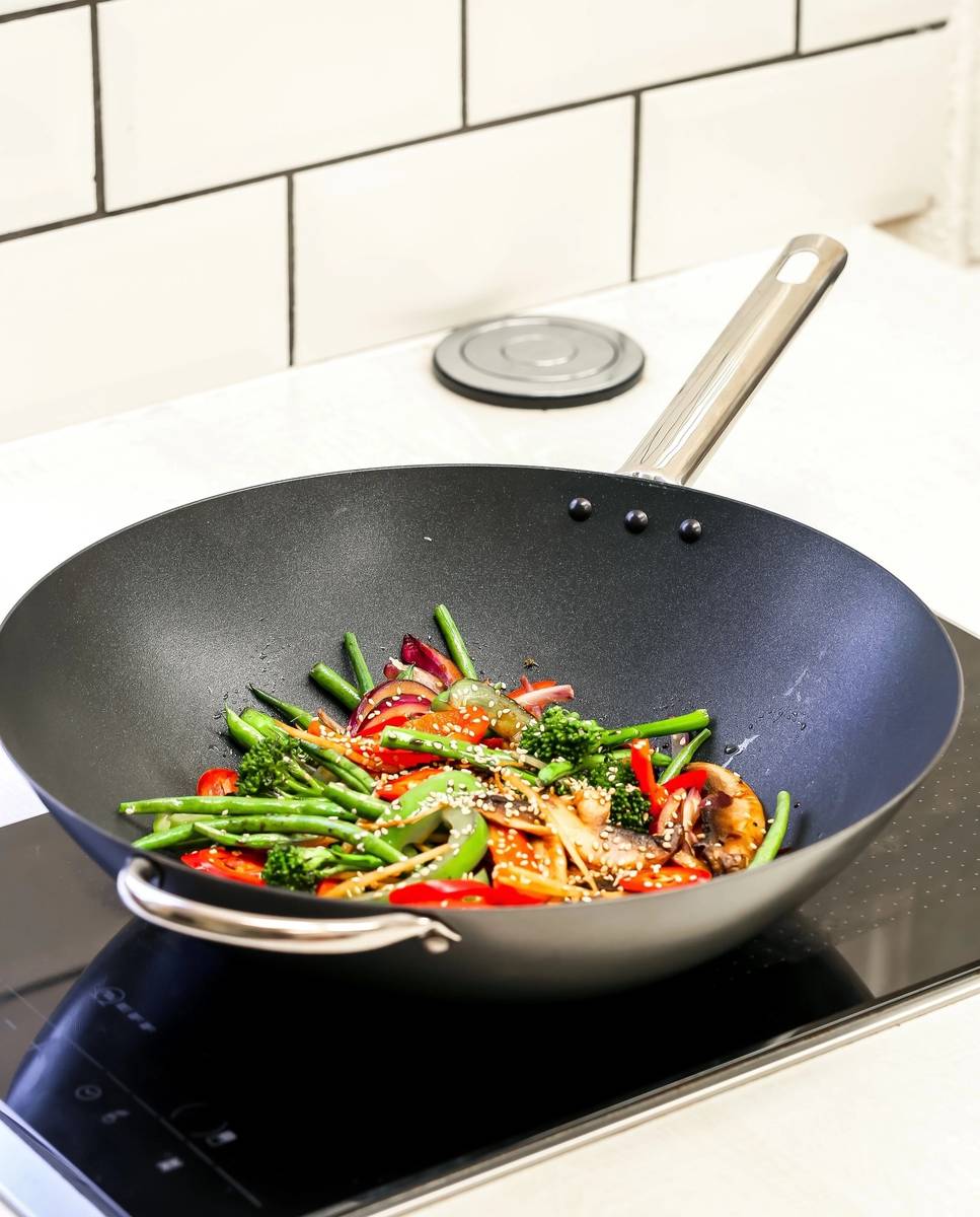 MasterClass Pánev wok s nepřilnavým povrchem, 35.5 cm