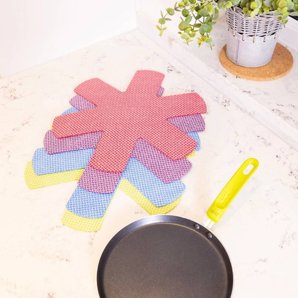 Colourworks Ochranné podložky mezi pánve Brights, 38 cm, 4 ks