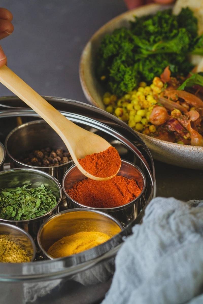 KitchenCraft World of Flavours Indická nerezová dóza na koření Masala Dabba, 17 cm