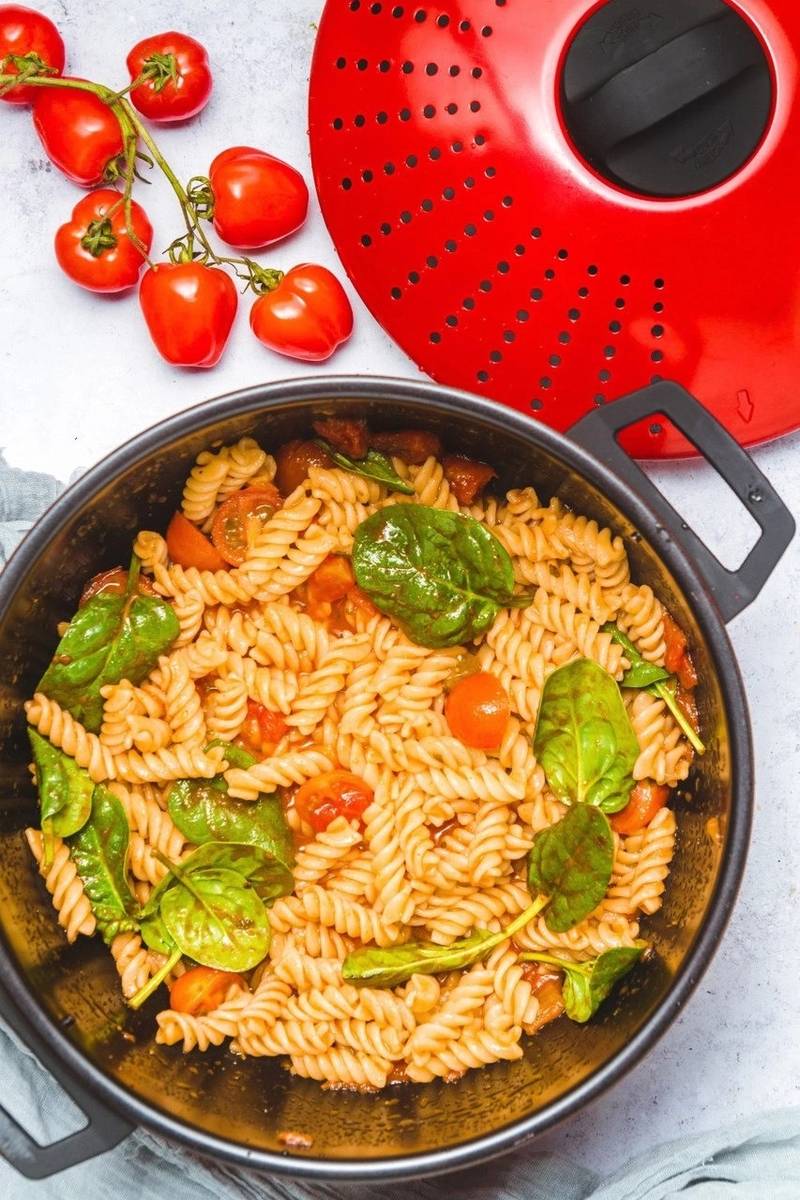 KitchenCraft World of Flavours Hrnec na těstoviny s nepřilnavým povrchem, 4 l, červená