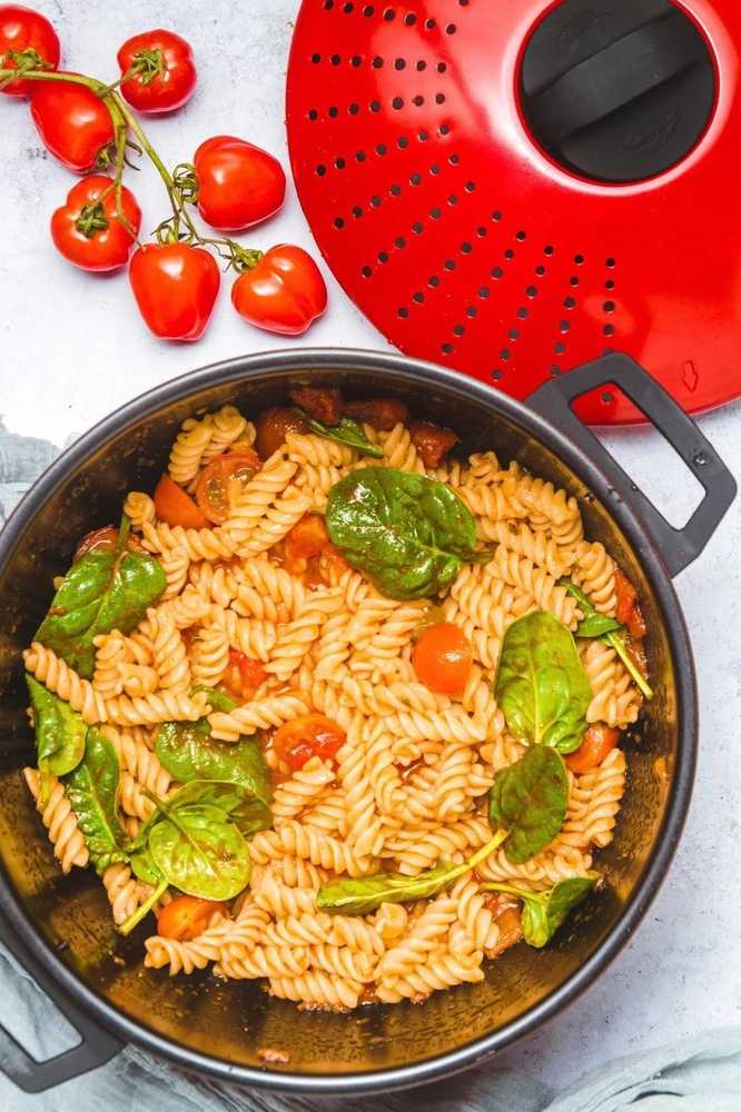 KitchenCraft World of Flavours Hrnec na těstoviny s nepřilnavým povrchem, 4 l, červená