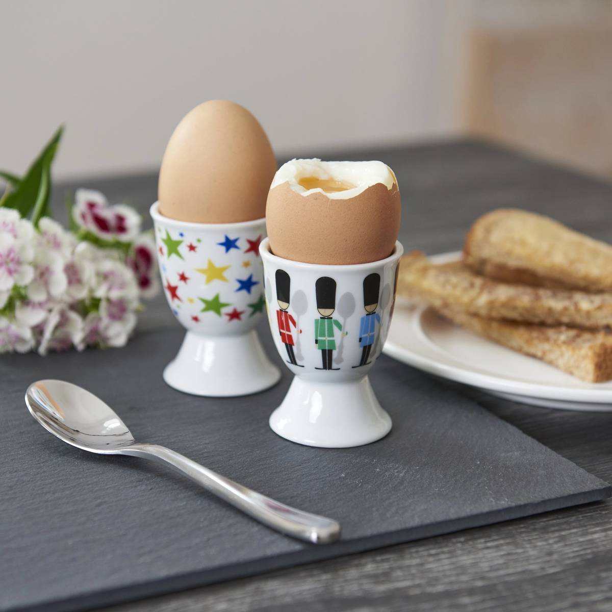 KitchenCraft Stojánek na vajíčka, motiv anglické stráže