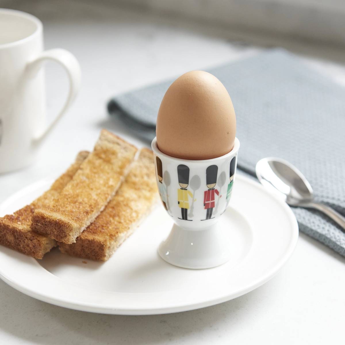 KitchenCraft Stojánek na vajíčka, motiv anglické stráže