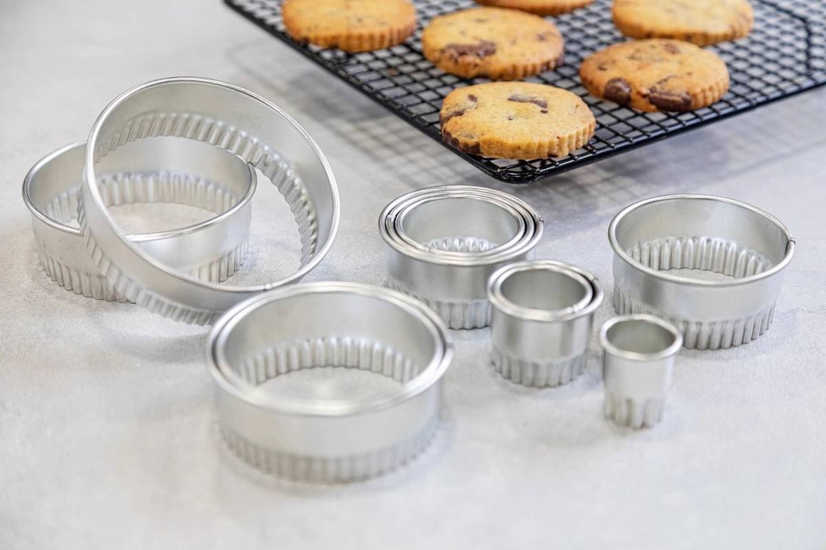 KitchenCraft Sada vykrajovátek s kovovou krabičkou, 11 ks