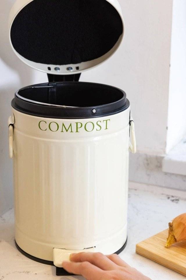 KitchenCraft Kuchyňský kompostér s uhlíkovým filtrem, 3 l