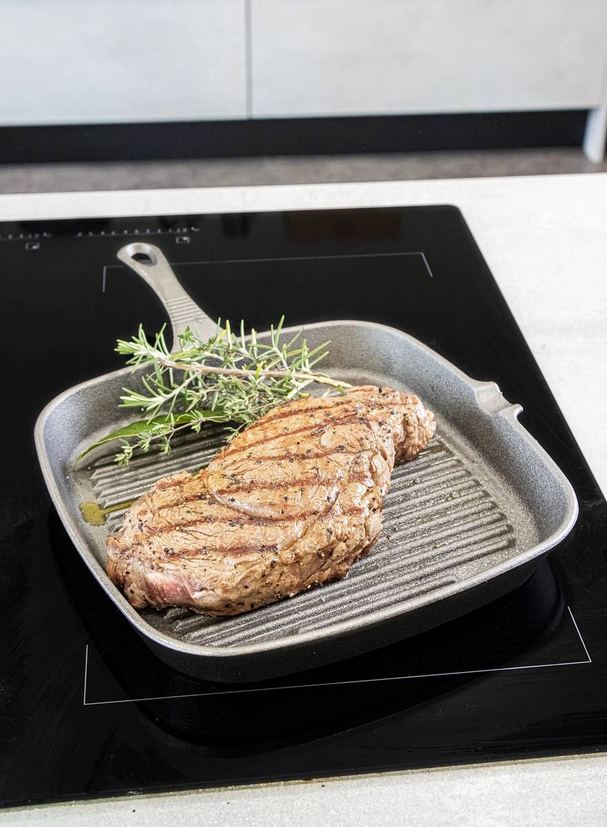 KitchenCraft Litinová pánev čtvercová, 23 cm