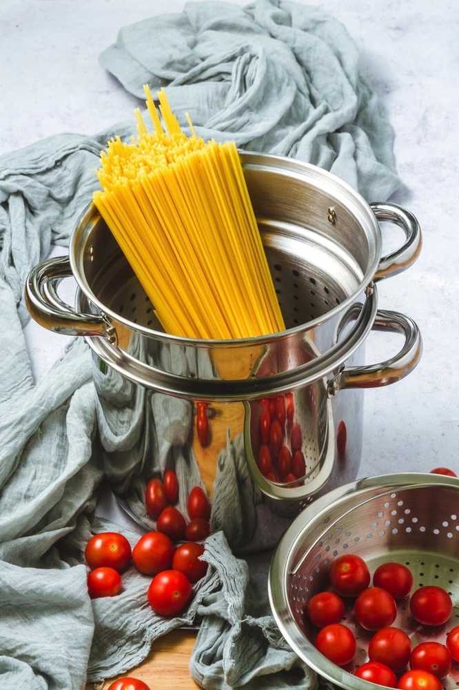 KitchenCraft World of Flavours Hrnec na těstoviny s cedníky, 20 cm