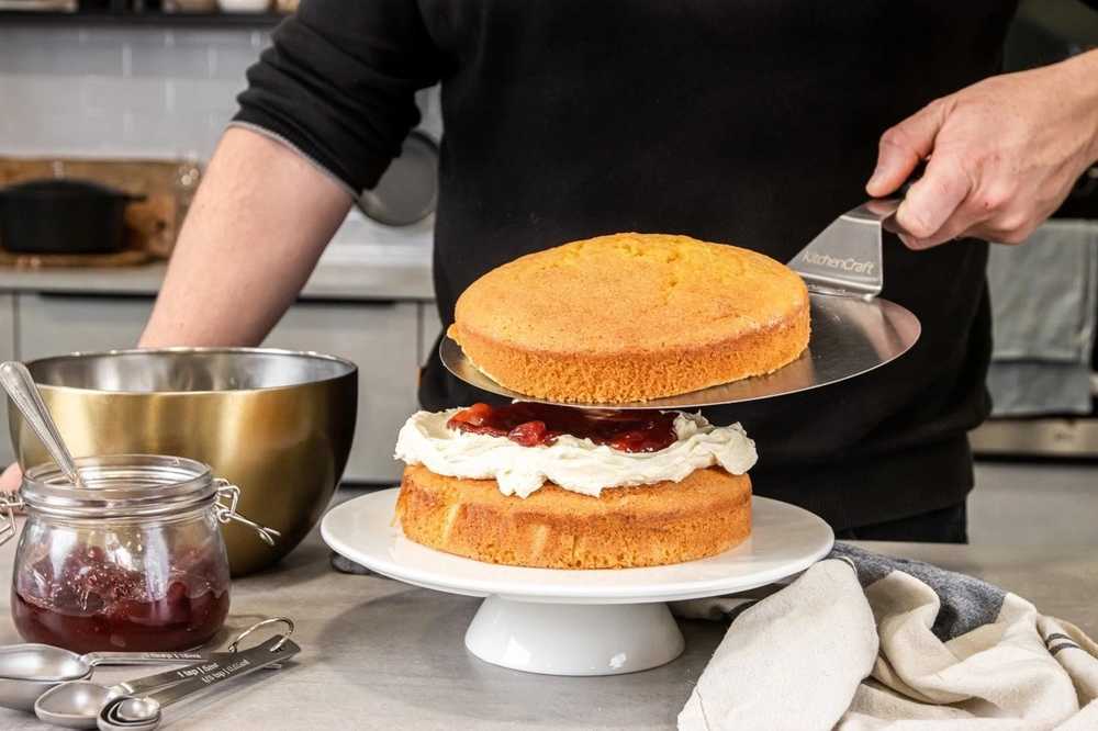 KitchenCraft Sweetly Does It Přenášecí lopatka na dort, 25 cm
