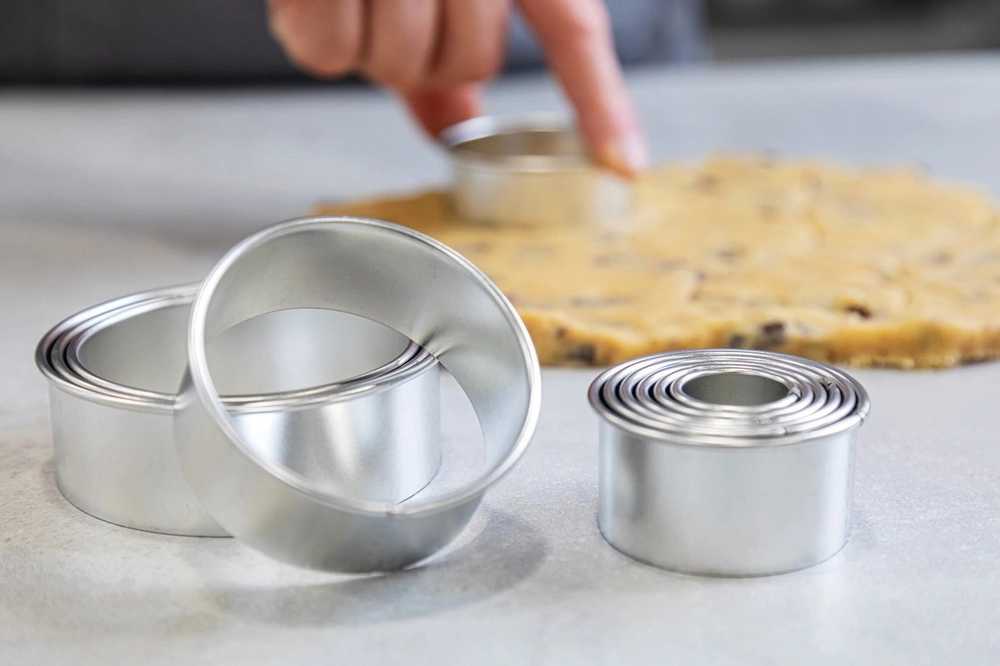 KitchenCraft Sada kulatých vykrajovátek s plechovou krabičkou, 11 ks