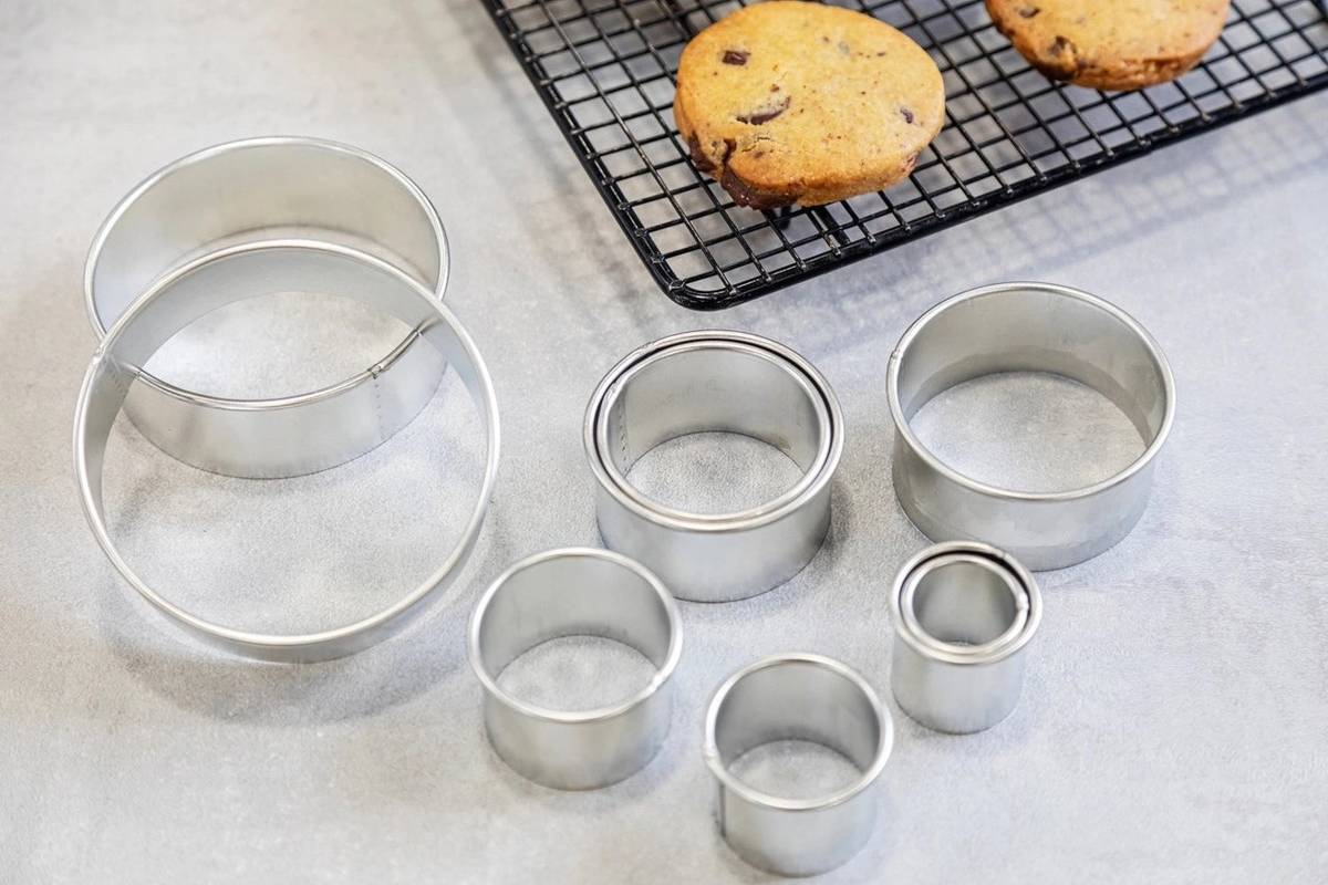 KitchenCraft Sada kulatých vykrajovátek s plechovou krabičkou, 11 ks