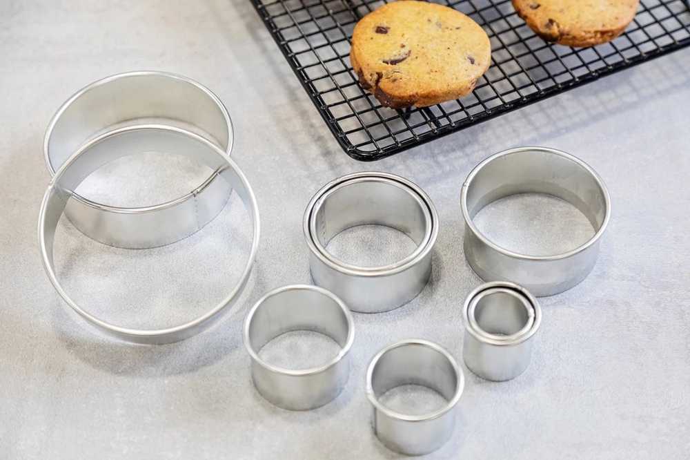 KitchenCraft Sada kulatých vykrajovátek s plechovou krabičkou, 11 ks