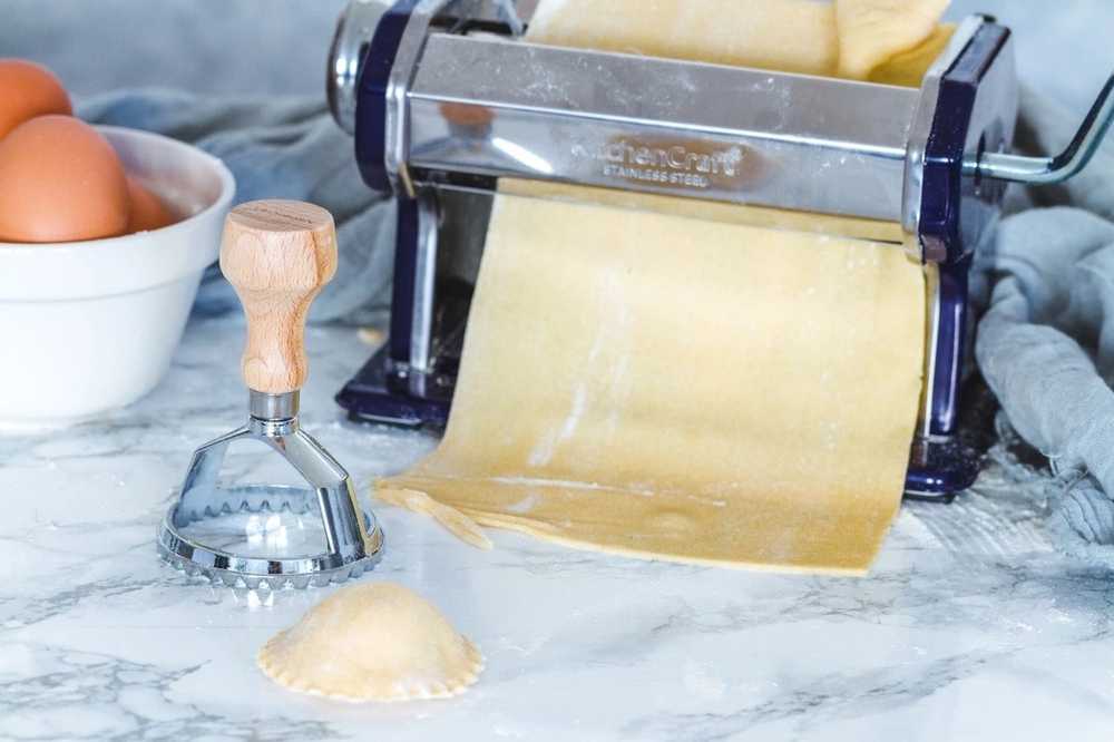 KitchenCraft World of Flavours Strojek na těstoviny, modrá