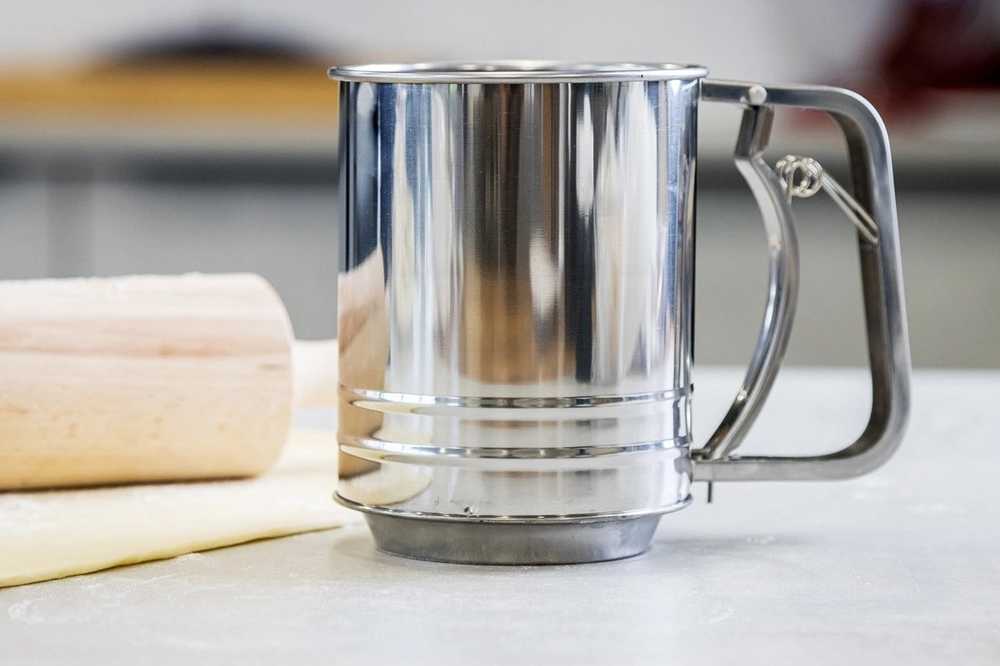 KitchenCraft Sítko a pákovým mechanismem