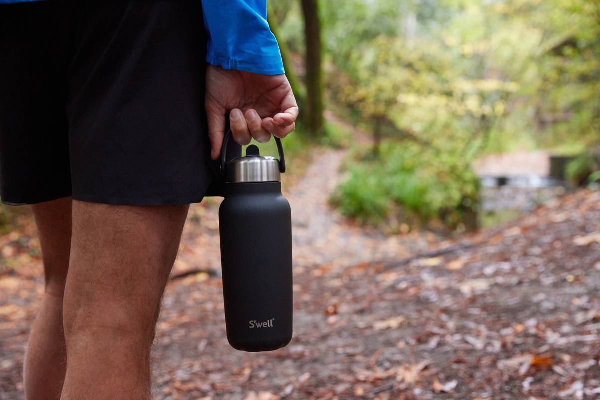 S'well Explorer Vakuová láhev na vodu, 700 ml, Onyx