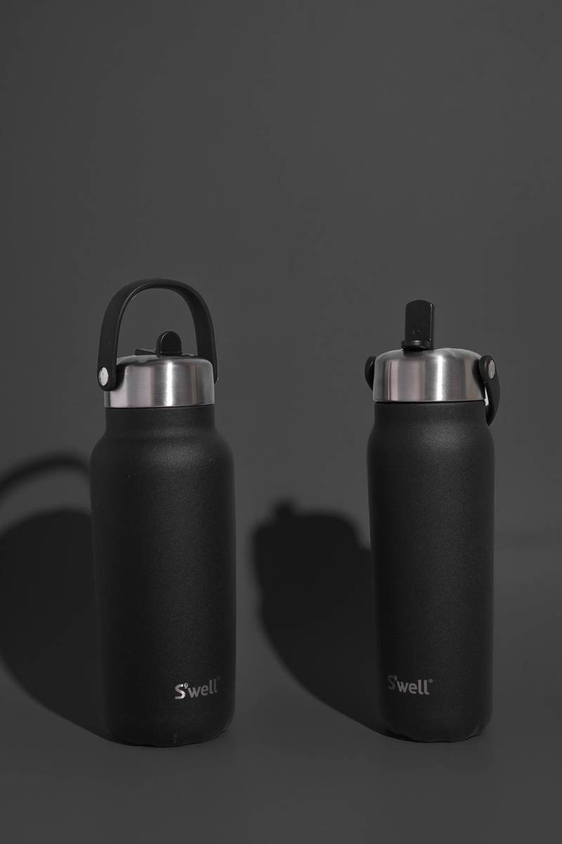 S'well Explorer Vakuová láhev na vodu, 700 ml, Onyx