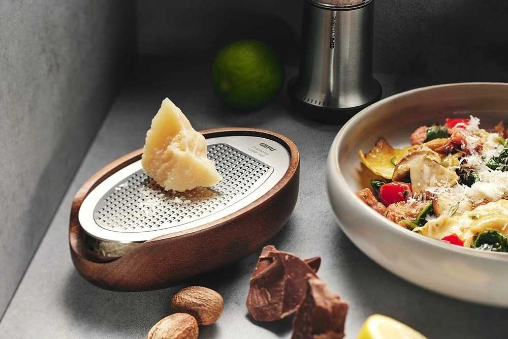 Gefu Jemné struhadlo s dřevěným zásobníkem Parmezo