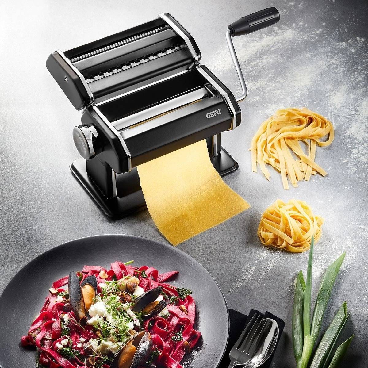 Gefu Pasta Perfetta Strojek na těstoviny, černá matná