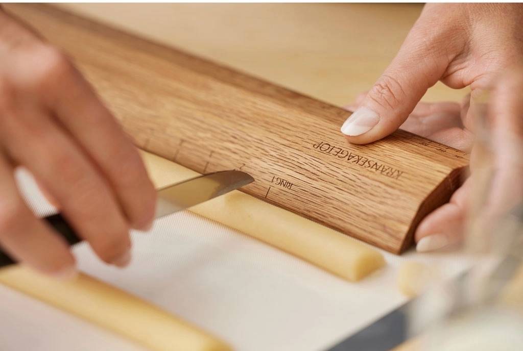 Blomsterbergs Dubové pravítko 51x6,5x1,5cm